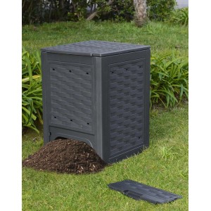 Compostiera t.b.t. grigio scuro in giardino con terra di compostaggio davanti.