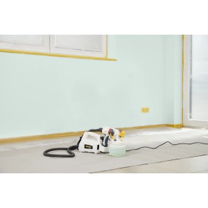 t.b.t. pistola a spruzzo in uso, stanza delimitata con nastro da pittore.