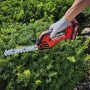 Cesoie a batteria Einhell Power X-Change GE-CG 18/100 Li T-Solo tagliano una siepe.