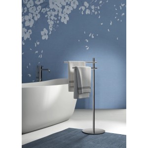 Portasciugamani freestanding cromato con due asciugamani in bagno.