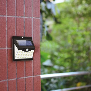 Segnapasso t.b.t. nero con pannello solare e sensore di movimento su muro di mattoni.