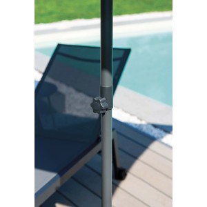 Dettaglio ombrellone t.b.t.: Focus sul meccanismo di regolazione sul palo.