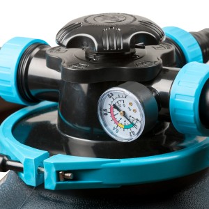 Dettaglio del sistema di filtraggio a sabbia Gre Ø 320 mm in nero con manometro.