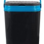 Secchio da campeggio nero con manico blu e coperchio grigio.