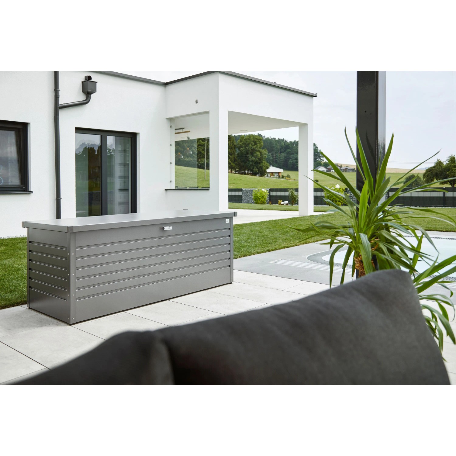 Biohort FreizeitBox 180 grigio quarzo metallizzato in giardino. Robusta cassa universale per esterni.