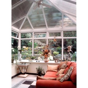 Veranda con pannelli in plastica t.b.t. trasparenti e vista sul giardino.