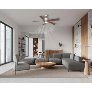Ventilatore da soffitto moderno con pale in legno in soggiorno.