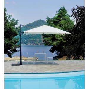 Ombrellone a braccio t.b.t. sopra tavolo e sedie a bordo piscina.