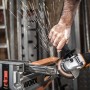 Smerigliatrice angolare a batteria Worx WX800 in azione durante la smerigliatura del metallo, inclusa batteria e protezione.