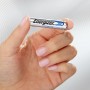 Batteria Energizer Ultimate Lithium AAA in mano, confezione da 4 micro batterie.
