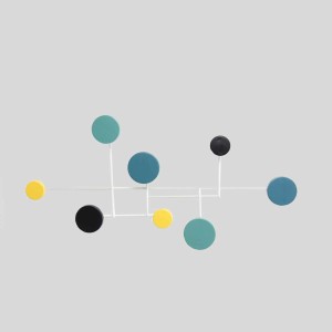 Appendiabiti da parete moderno con ganci rotondi colorati in giallo, blu, verde e nero.