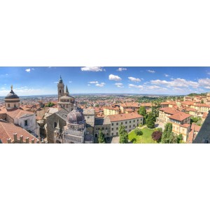 Vista panoramica di Bergamo, Italia, che mostra la città vecchia e i suoi edifici caratteristici. Decorazione murale.