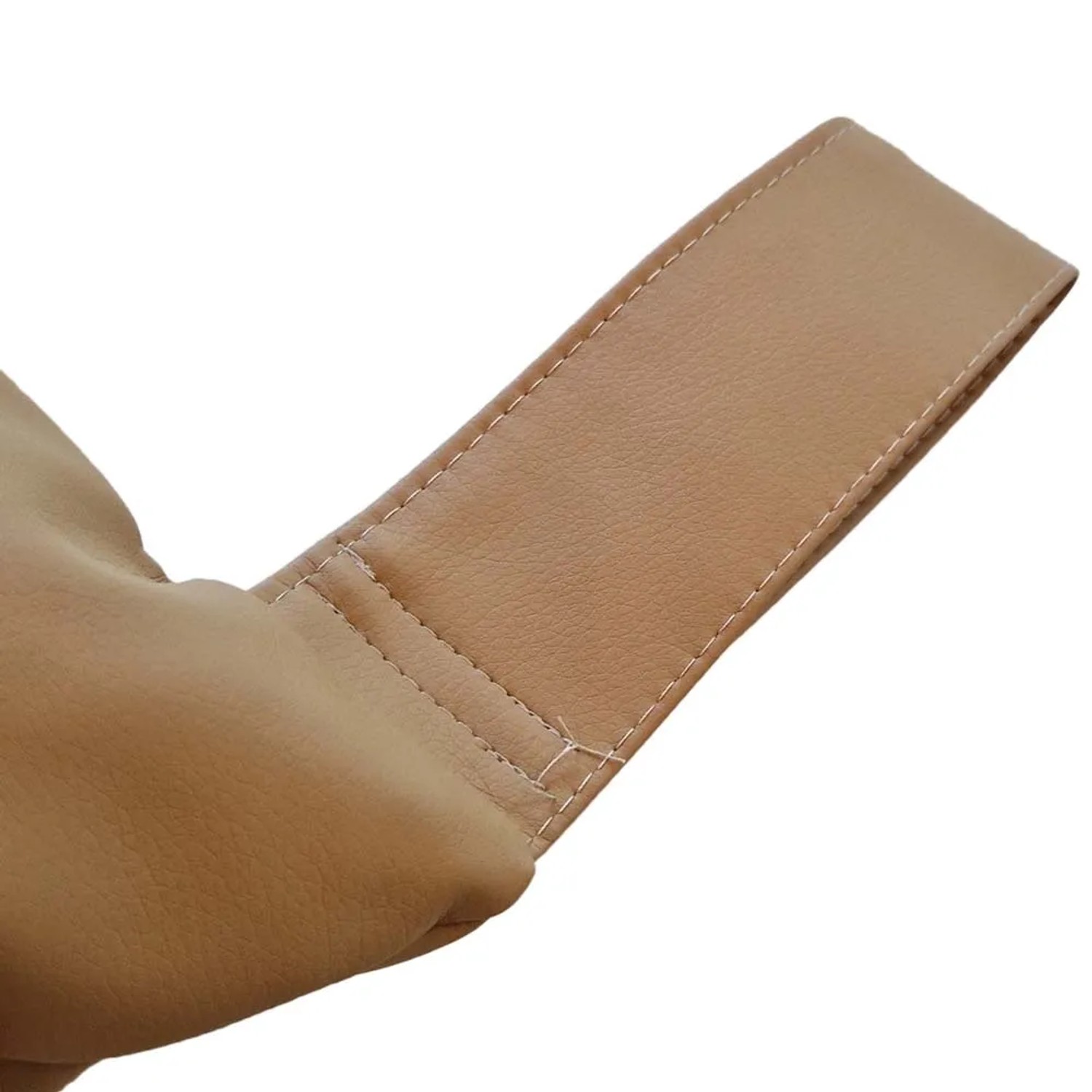 Dettaglio di un cuscino/federa beige t.b.t. con cucitura.