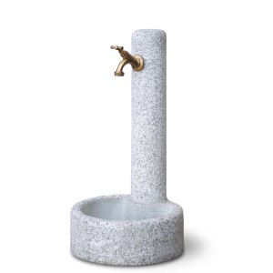 Fontana da giardino grigia con rubinetto in ottone per l'acqua potabile.