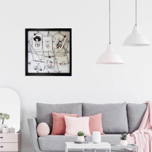 Cornice nera con rete metallica e foto come decorazione murale.