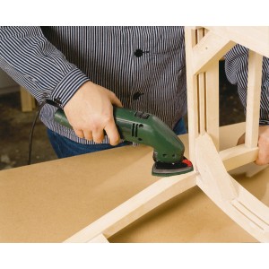Levigatrice triangolare con set di feltro abrasivo LUX 96 mm in uso per levigare una cornice di legno.