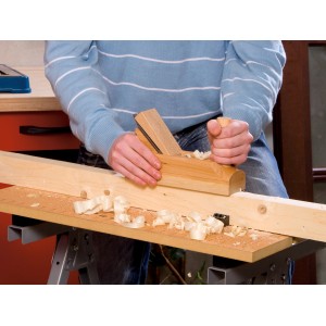 LUX Pialla doppia Classic 48 mm in uso: piallatura del legno con trucioli. Pialla in faggio rosso e bianco.