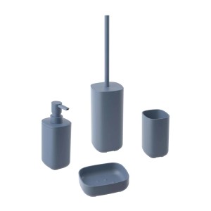 Set bagno blu: dispenser sapone, scopino WC, bicchiere e portasapone.