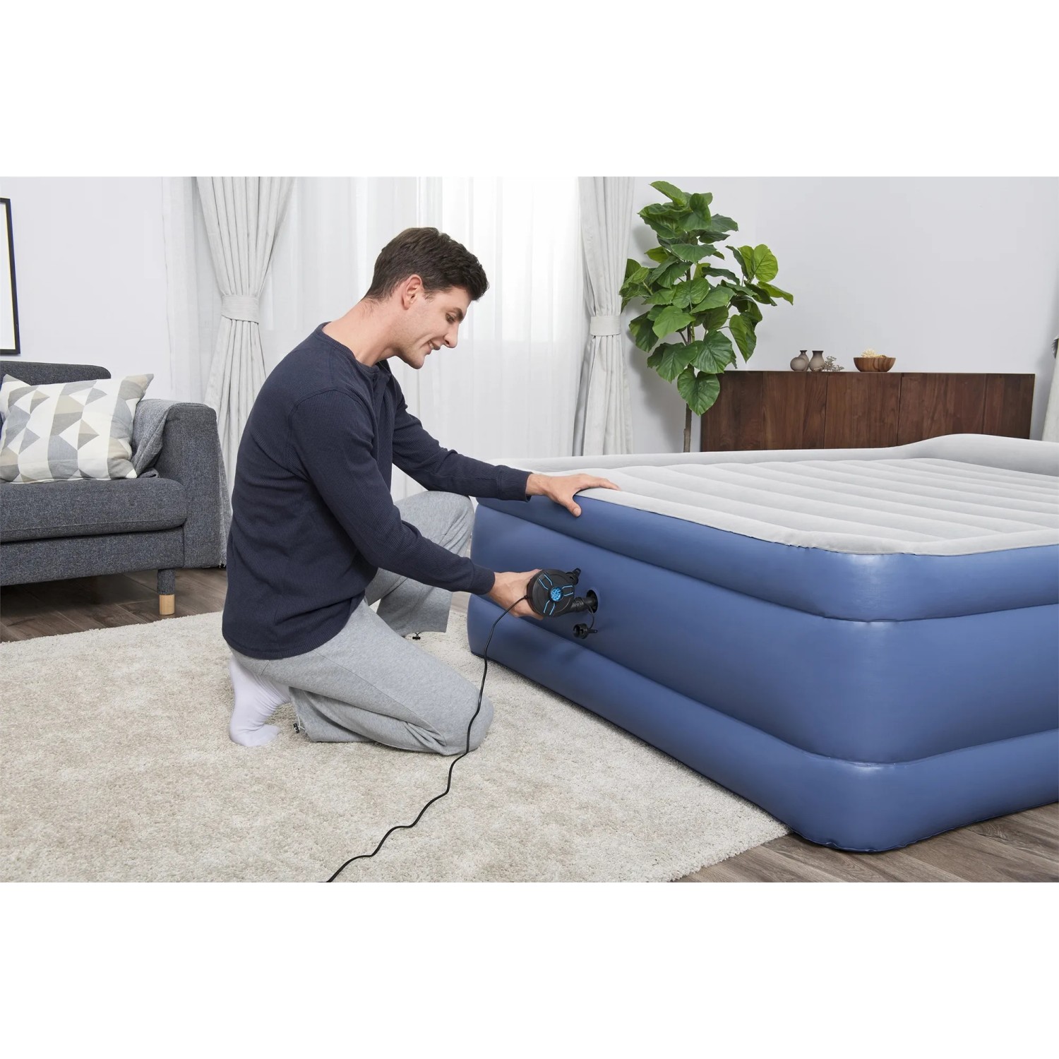 Uomo gonfia materasso ad aria con pompa elettrica Bestway PowerTouch.