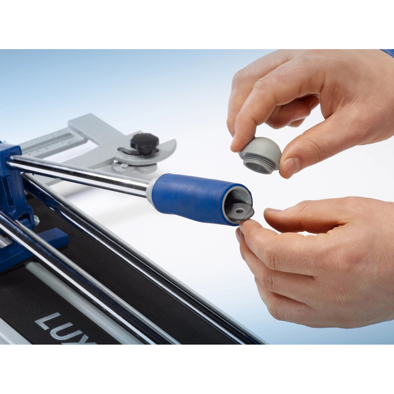 Tagliapiastrelle LUX FSM-600 Comfort con mano che cambia la rotella di taglio.