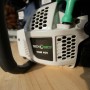 Dettaglio di una motosega Teckgard TGM 400 con manico nero.