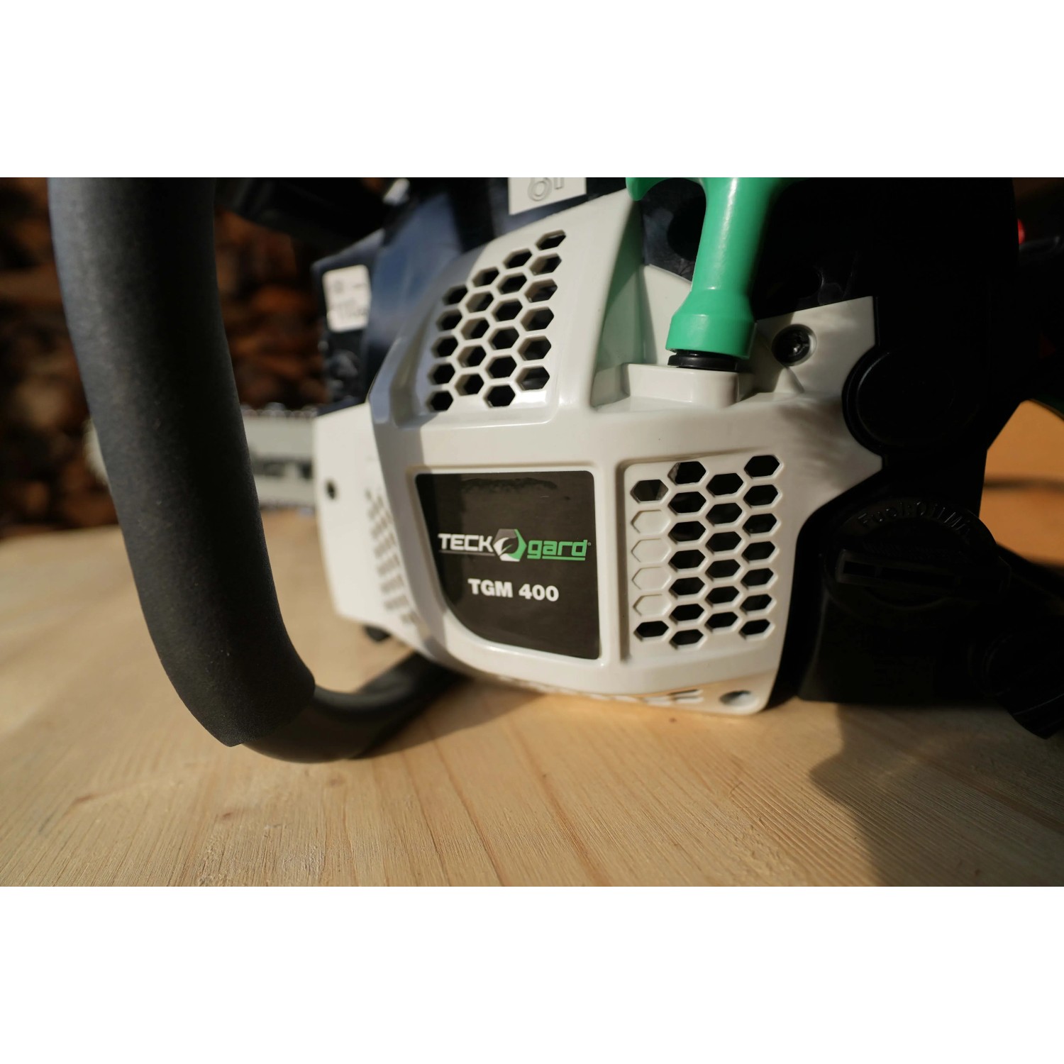 Dettaglio di una motosega Teckgard TGM 400 con manico nero.