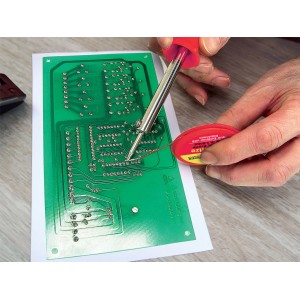 Saldatura di un circuito stampato con saldatore e filo di saldatura. Accessori per saldatrici.
