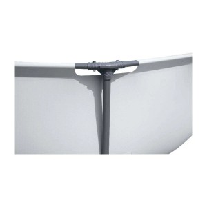 Dettaglio della parete e della struttura di supporto di una piscina fuori terra.