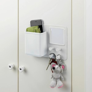 Organizzatore Wenko Ampio con specchio, ganci e cellulare bianco su una porta bianca.