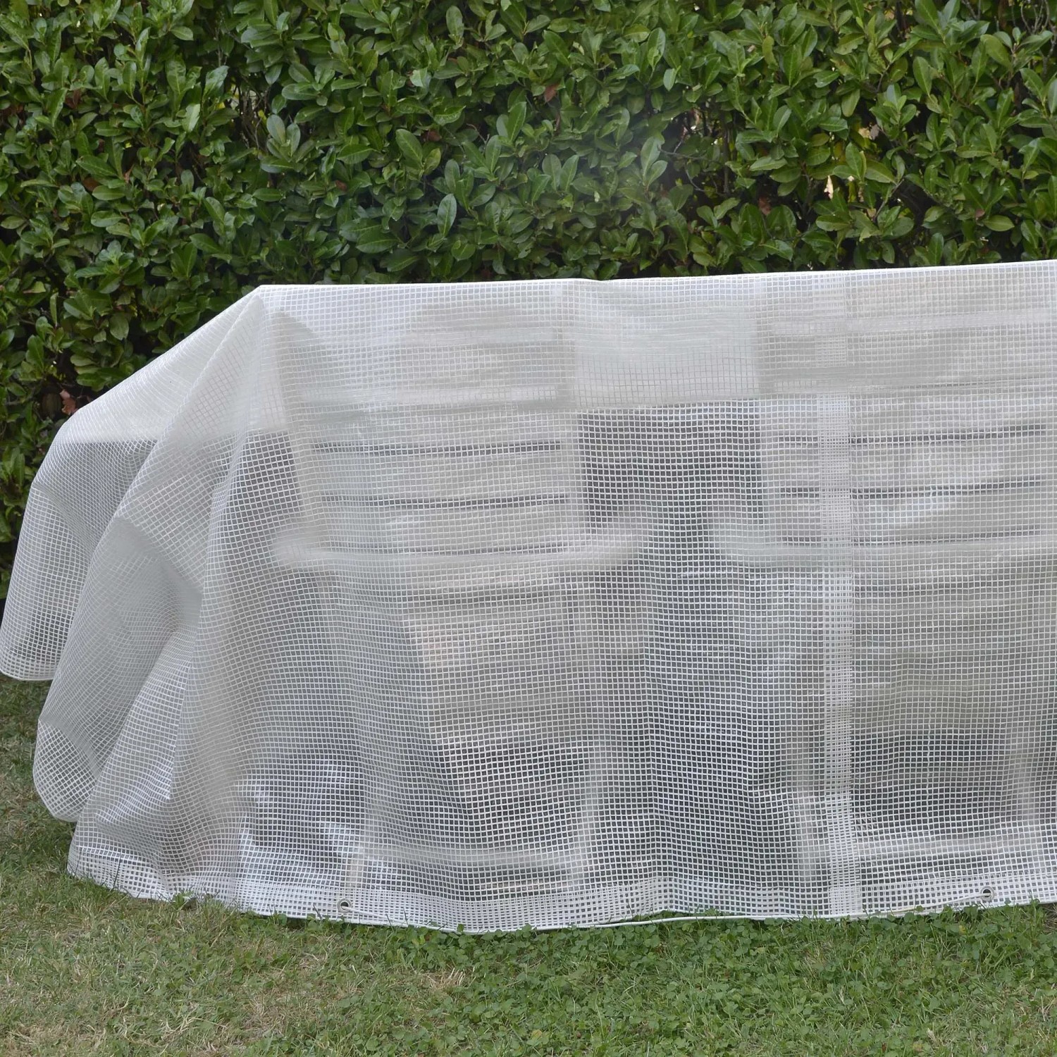 Telone protettivo trasparente su mobili da giardino. Ideale come copertura.