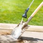 Pala da giardino pulita con una pistola a spruzzo.