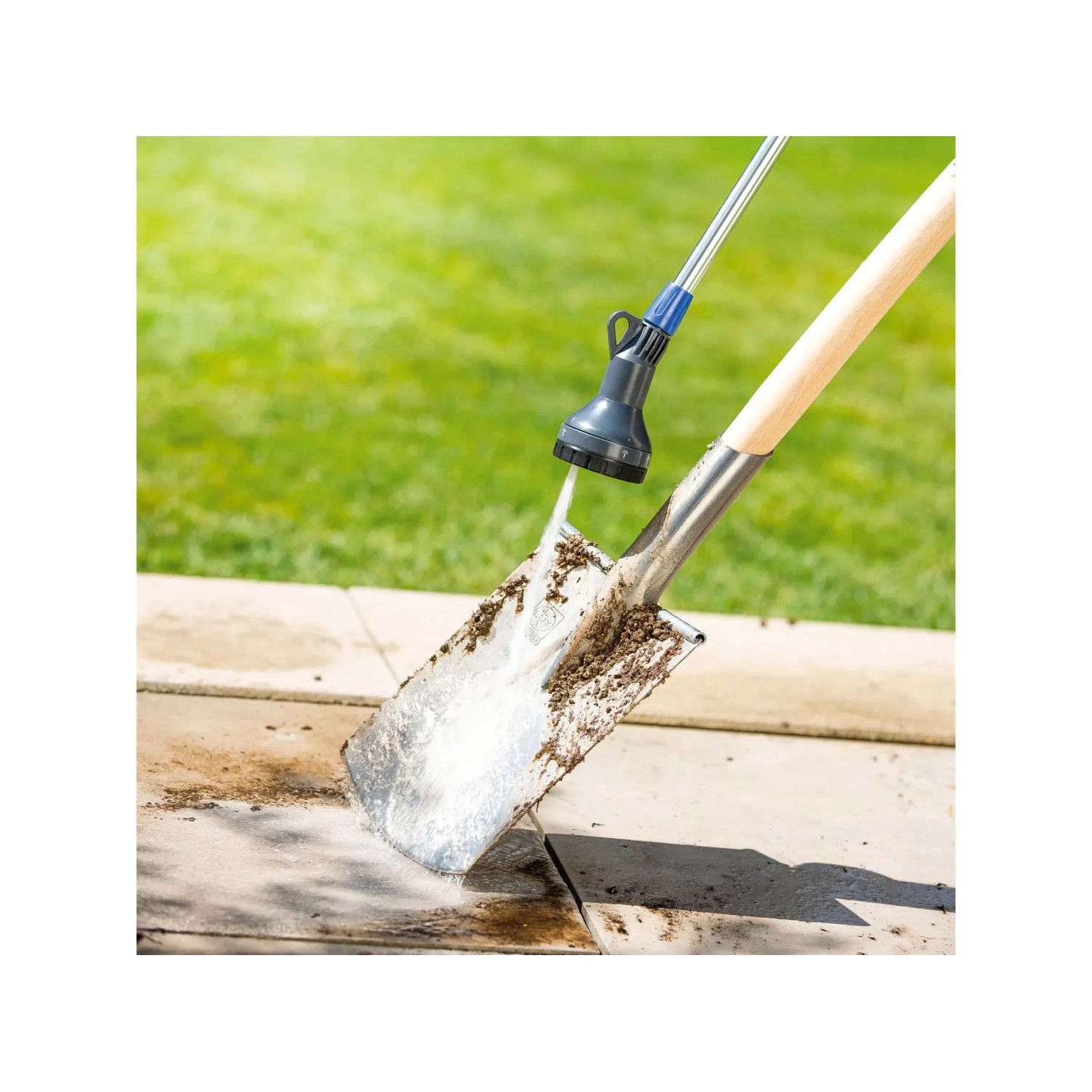 Pala da giardino pulita con una pistola a spruzzo.