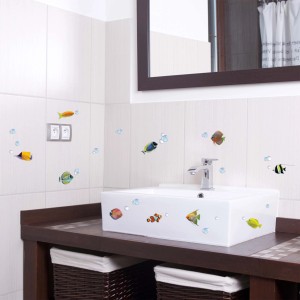 Adesivi murali pesci in bagno su piastrelle e lavandino. Decorativi adesivi da parete t.b.t.