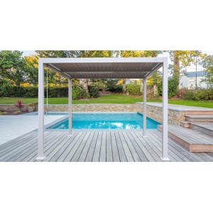 Moderno gazebo t.b.t. grigio a bordo piscina su terrazza in legno in giardino.