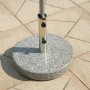 Base per ombrellone in granito, forma rotonda, supporto argentato.