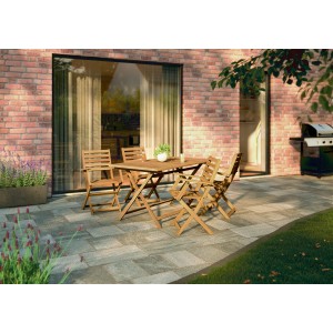 Set da giardino: tavolo pieghevole e sedie pieghevoli in legno su terrazza. Categoria: Sedie da giardino.