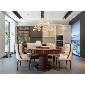 Sala da pranzo con tavolo rotondo in legno, sedie e lampada a sospensione decorativa t.b.t.