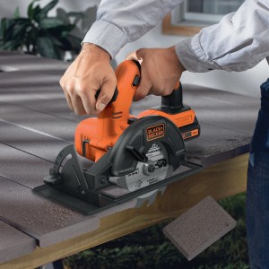 La sega circolare a batteria Black+Decker (18 V) in uso per tagliare il legno.