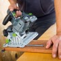 LUX-TOOLS sega circolare a batteria A-KS-20/150 in uso per tagliare il legno.