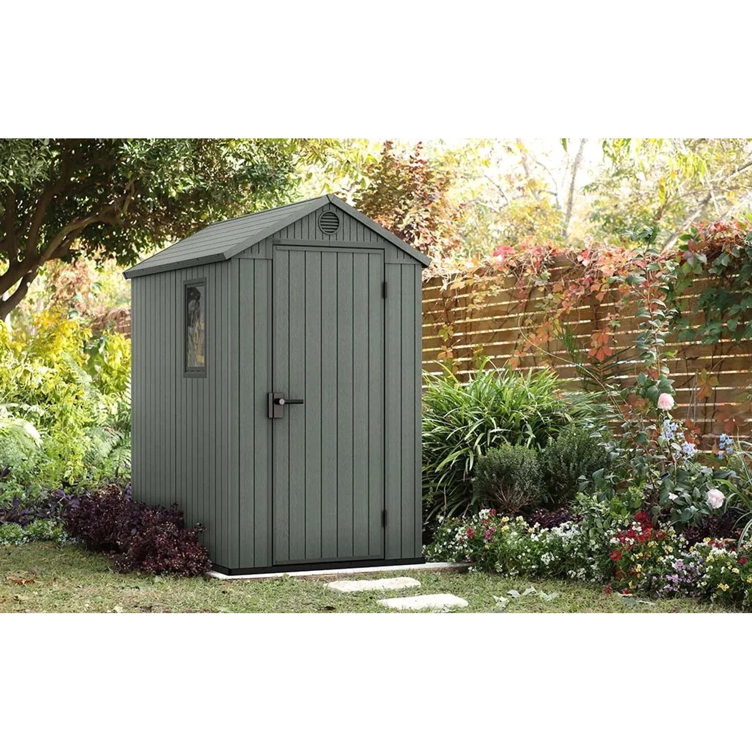 Casetta da giardino in plastica grigia (t.b.t.) con finestra e porta in un contesto di giardino.