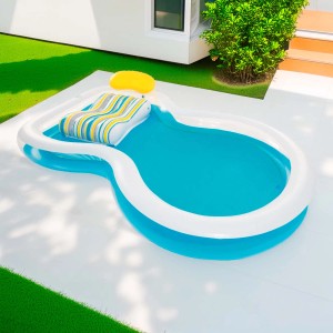 Piscina gonfiabile per bambini con poggiatesta e cuscino per il collo.