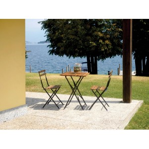 Set mobili da balcone t.b.t. con tavolo e due sedie in giardino.
