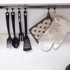 Utensili da cucina e presine appesi a una barra da cucina con ganci adesivi t.b.t.