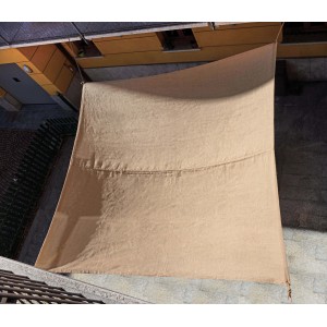 Tenda ombreggiante beige t.b.t. per ombreggiare terrazze e giardini.