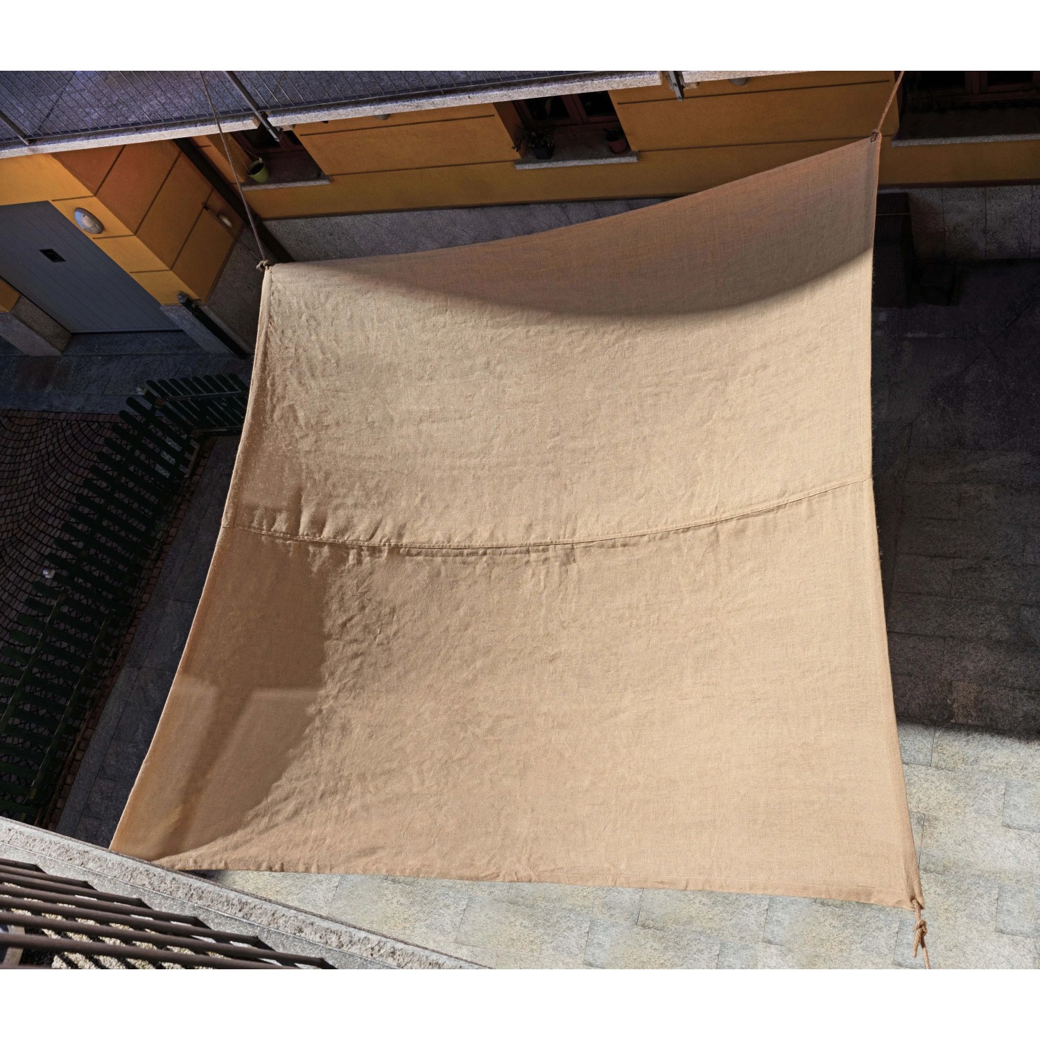 Tenda ombreggiante beige t.b.t. per ombreggiare terrazze e giardini.