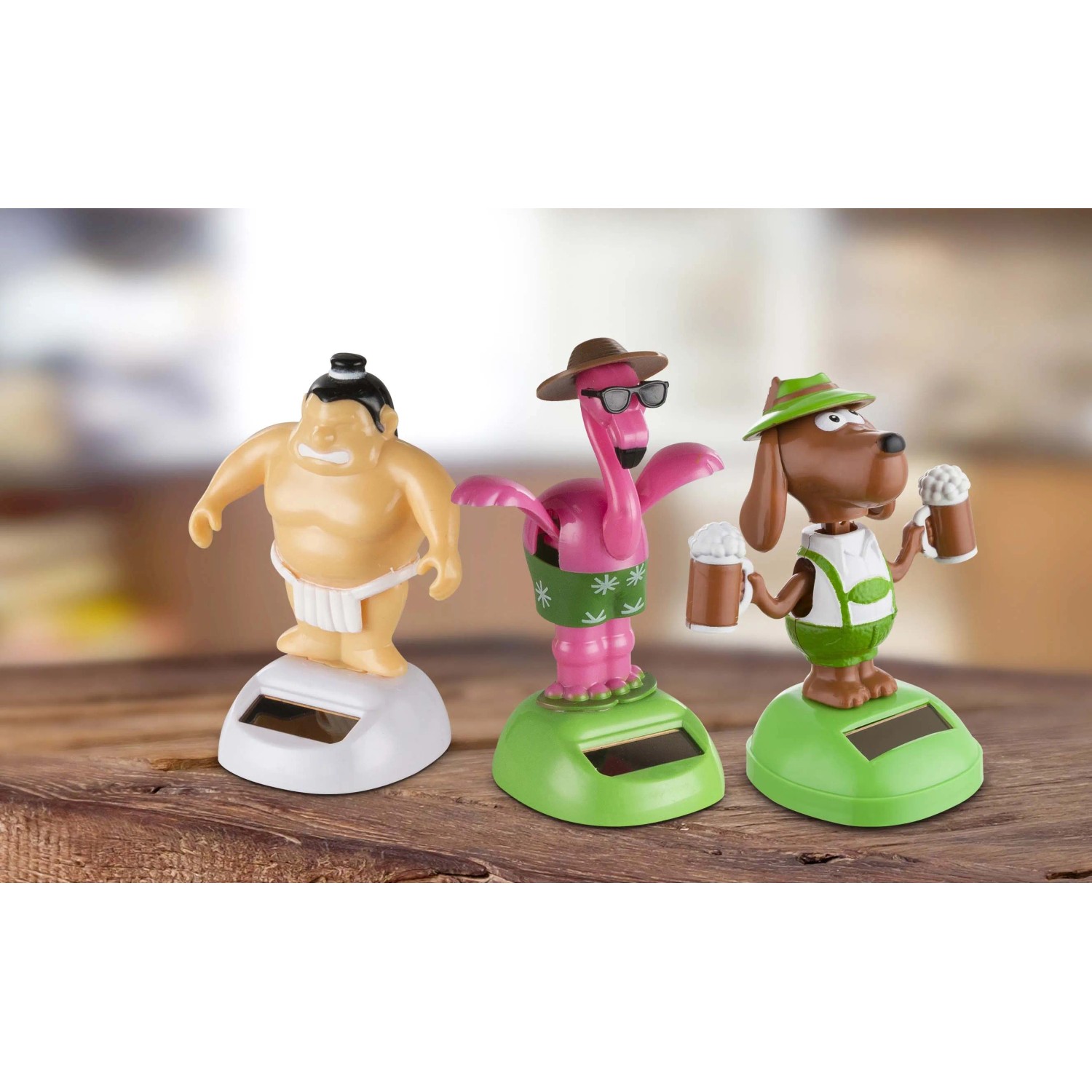 Figure solari decorative: lottatore di sumo, fenicottero con occhiali da sole e cane con boccale di birra.