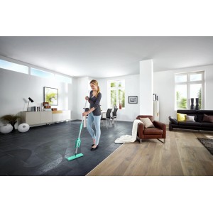 Donna lava il pavimento con il mocio Leifheit Piccolo micro duo (turchese).