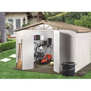 Casetta da giardino in plastica Garofalo Tuscany 280 con porte aperte e attrezzi da giardino all'interno.