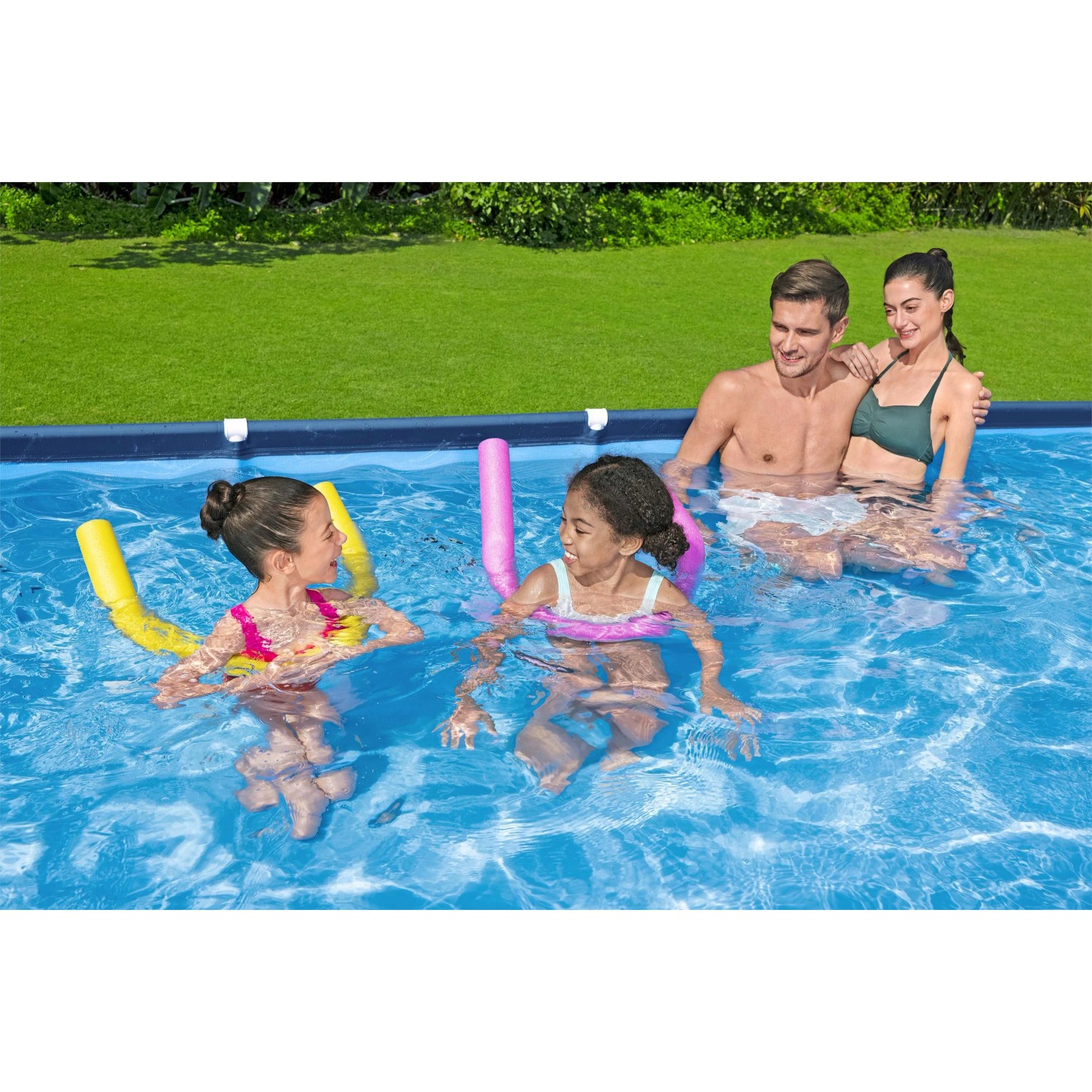Famiglia e bambini si godono la piscina in giardino. Sono inclusi anche ausili per il nuoto gonfiabili.