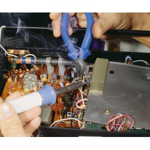 Utilizzo delle pinze combinate LUX Classic (120mm) per saldare su un circuito stampato.